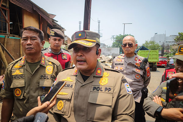 Lewat Pendekatan Humanis, Satpol PP Tertibkan 4 Bangunan Liar di Pasirluyu
